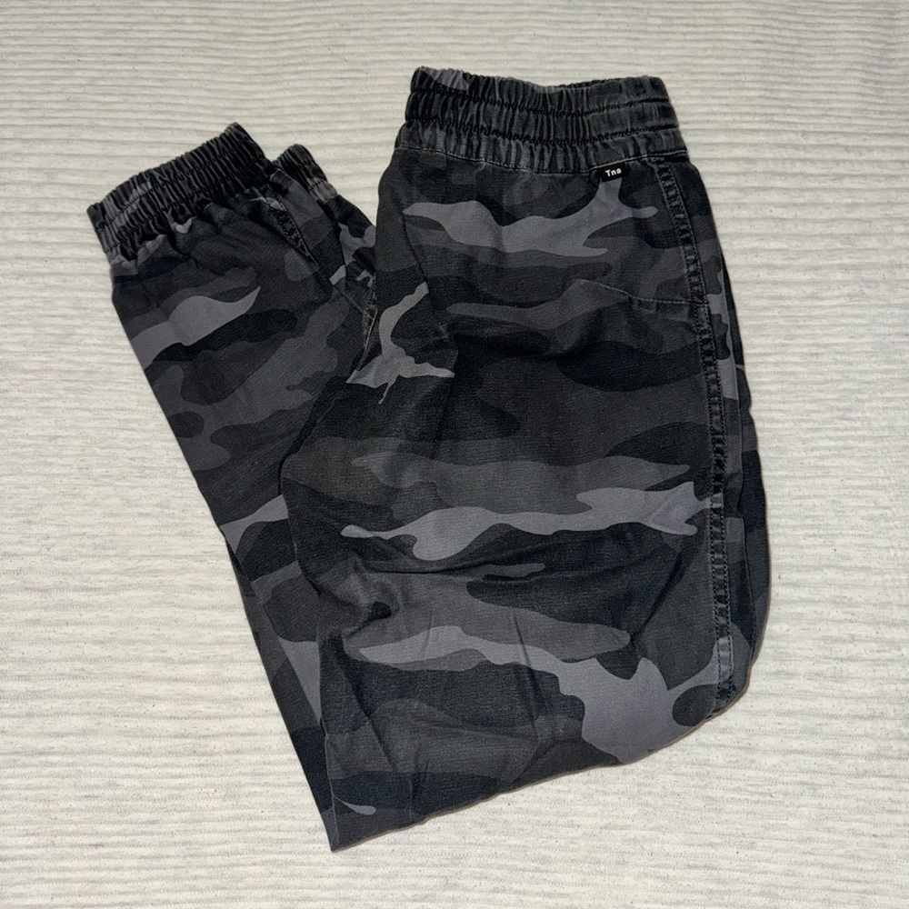 aritzia tna camo joggers (full length)
